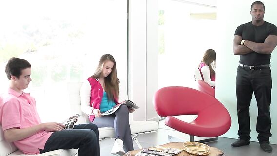 Негр босс трахнул до оргазма 18-летнюю жопастую шатенку