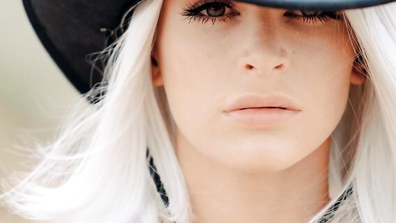 Блондинка ковбойша сосет и скачет на члене